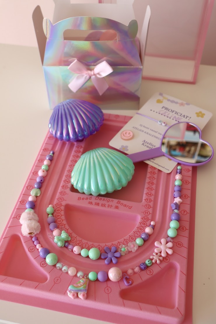 DIY Kralenbox van Atelier Kraal: holografisch doosje met schelpjes, kralen, spiegeltje en diploma